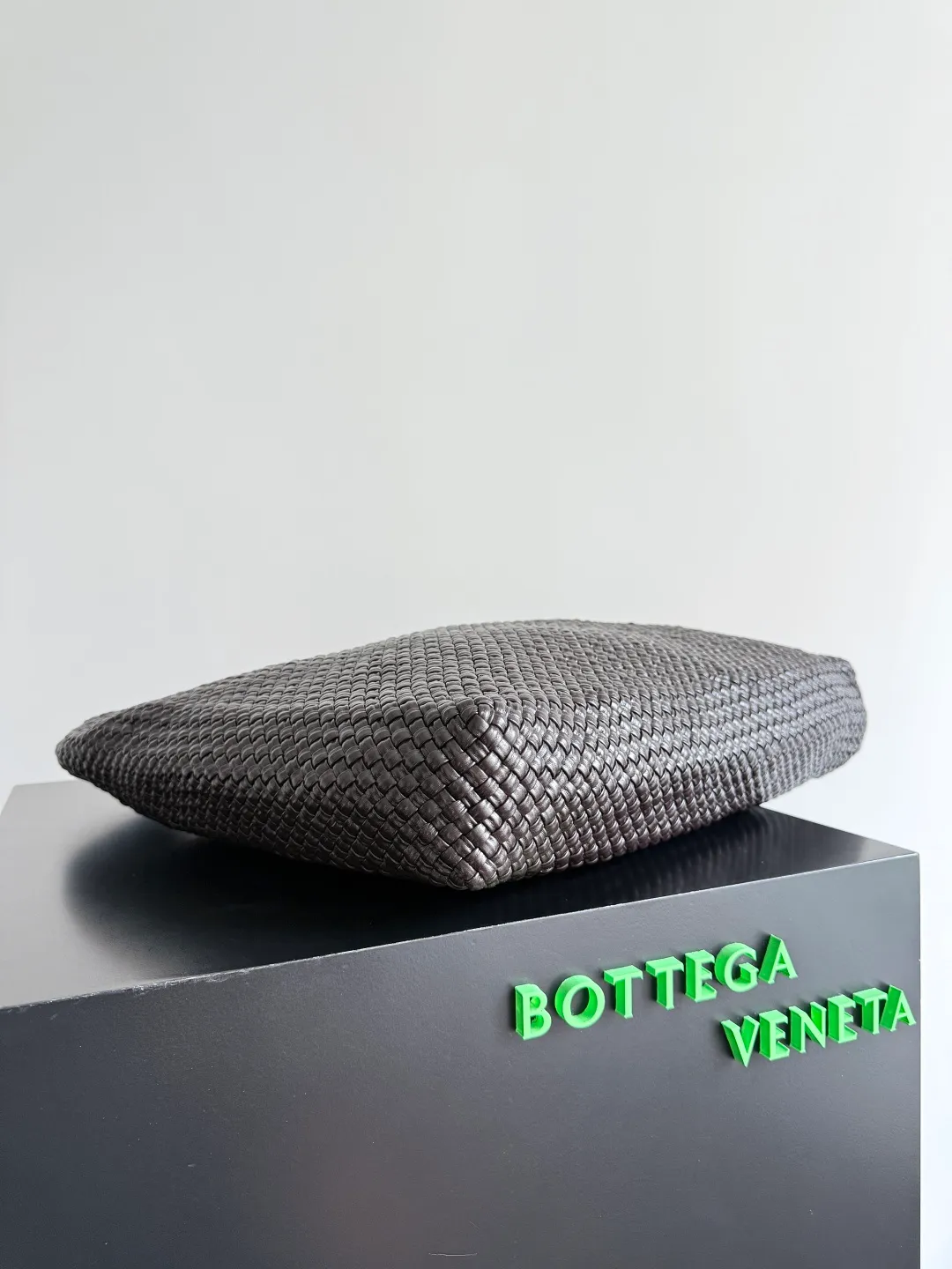 Batch 7360 BOTTEGA VENETA new product large Tosca Baci Baci means Kiss in Italian. Different from the previous Tosca style, this time the entire handbag presents a triangular shape design, and the handle is also designed with a single handle. The delicateness of each stitch of the craftsman's weaving, and the warmth of the handwork are like freshly baked bread! This is a bag that only experienced craftsmen can weave. The lightweight material and large capacity make it easy to carry whether you are an office worker or a student party😍Not only that, this bag is full of fashion, making you the center of attention whether it is for daily outings or important occasions👀 Style number: 762635 Size: 54*39.5*6cm
